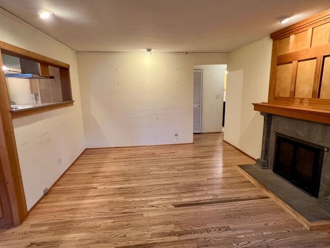 Building Photo - Haller Lake Home