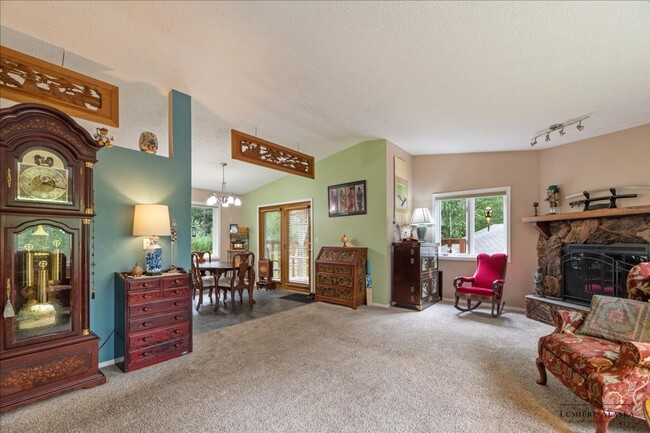 Building Photo - Beautiful 4 Bedroom 2 Bathroom House!