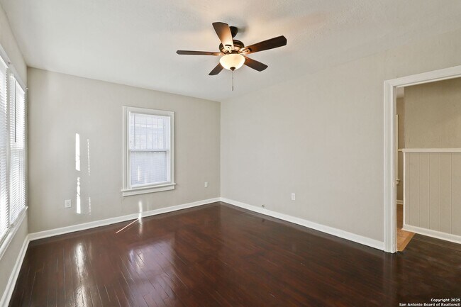 Building Photo - 2 bed 1 bath located in I35 SO. TO E. HOUS...