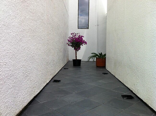 Foto del edificio - 4502 Medinah Pl