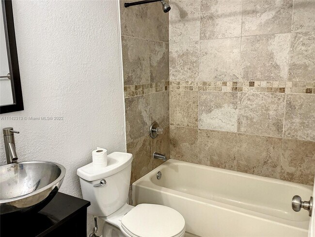 Foto del edificio - 8433 Forest Hills Dr