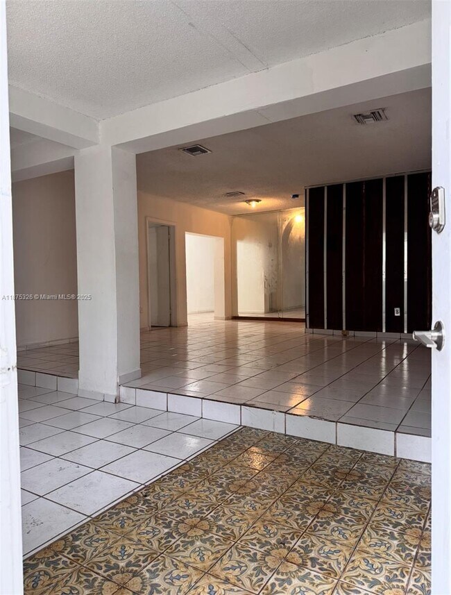 Foto del edificio - 1565 NE 141st St