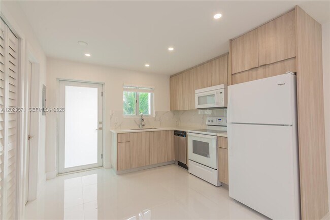 Foto del edificio - 3755 NE 167th St
