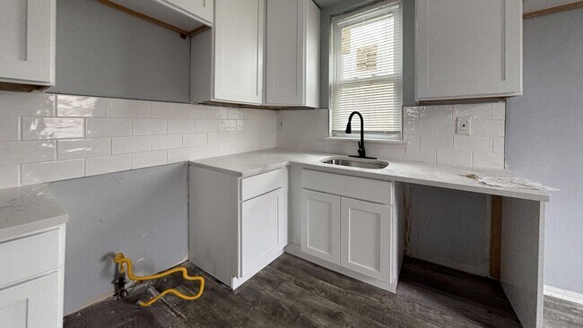 Foto del edificio - Grays Ferry Spacious Renovated Three Bedroom!