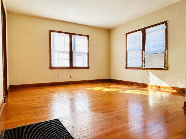 Building Photo - 1 Bedroom Duplex, Central Location