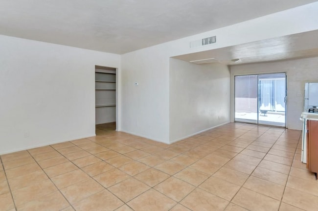 Building Photo - 621 N 30th Pl