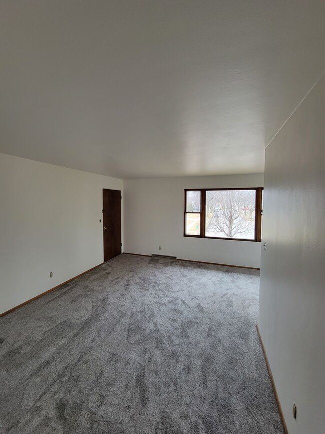 Building Photo - 1727 Silvercrest Dr