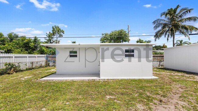 Building Photo - Unit C