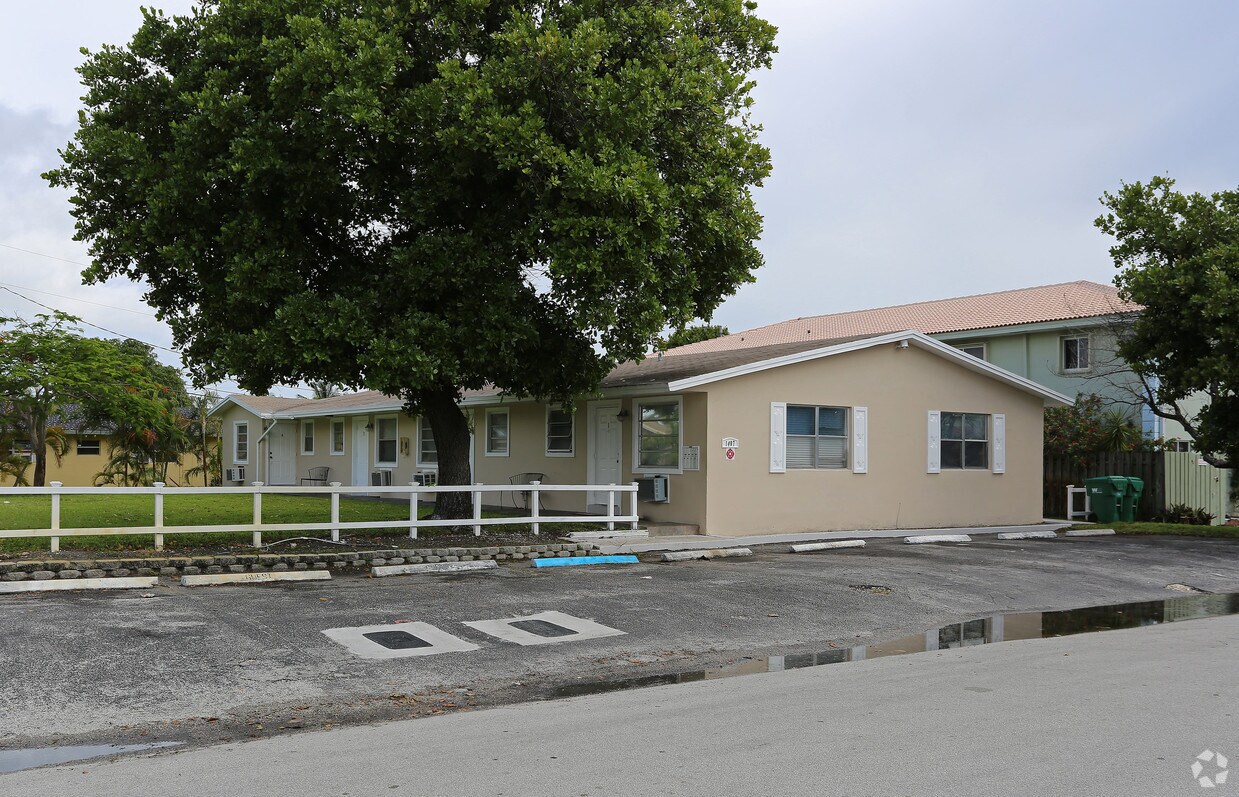 Building Photo - 1401-1407 Holly Heights Dr