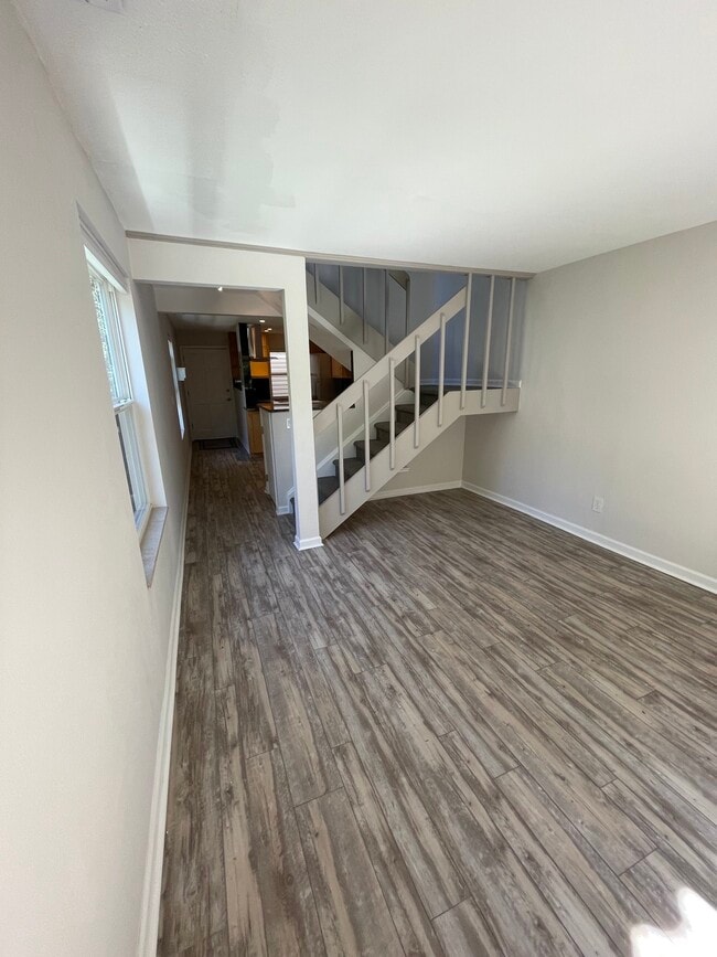 Living room in corner unit with views - 1111 Maxwell Ave