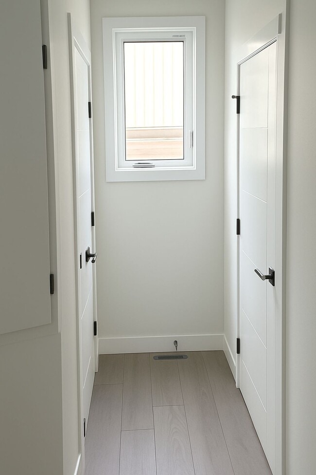 Photo du bâtiment - 11007 132 St NW