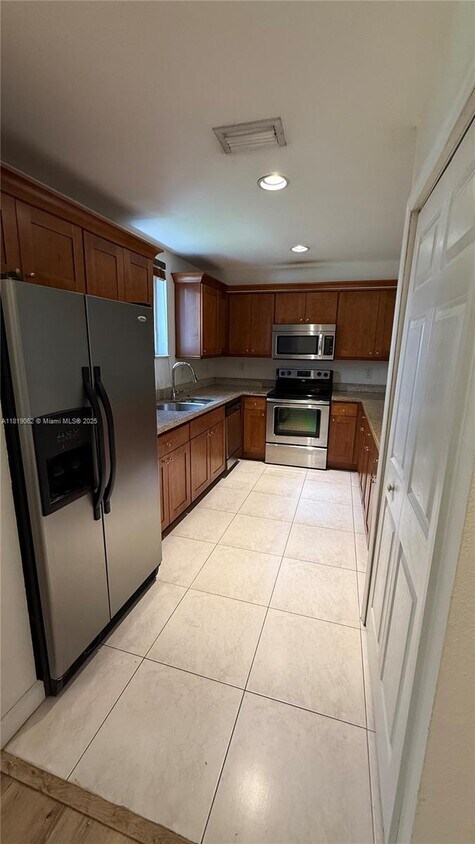 Foto principal - 5838 Devonshire Blvd