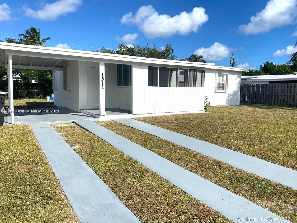 Updated 3-Bed/2-baths Home with Screened Porch & Lush Yard in Pompano Beach Highlands - Updated 3-Bed/2-baths Home with Screened Porch & Lush Yard in Pompano Beach Highlands