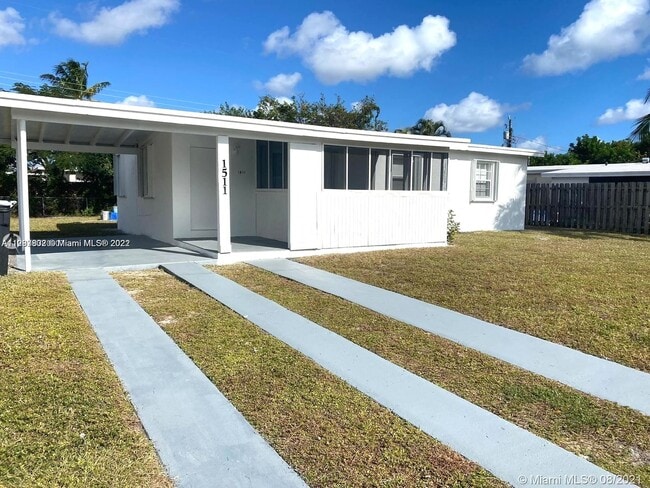 Updated 3-Bed/2-baths Home with Screened Porch & Lush Yard in Pompano Beach Highlands - Updated 3-Bed/2-baths Home with Screened Porch & Lush Yard in Pompano Beach Highlands