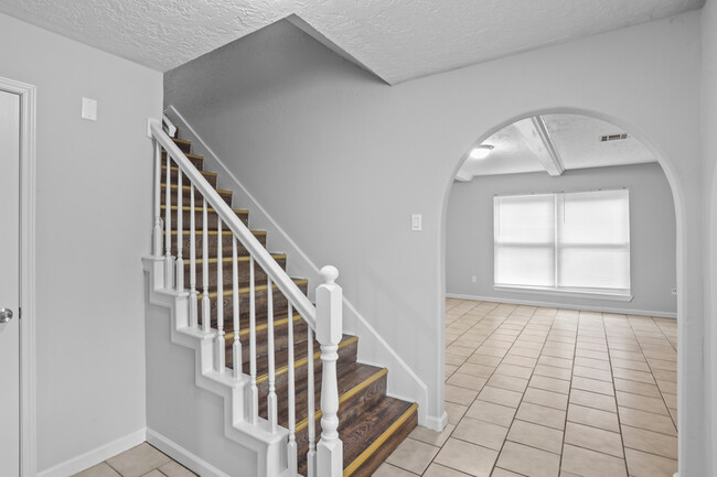 Building Photo - 1522 Grand Valley Dr