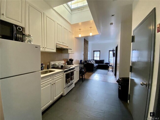 Building Photo - 1553 2nd Ave