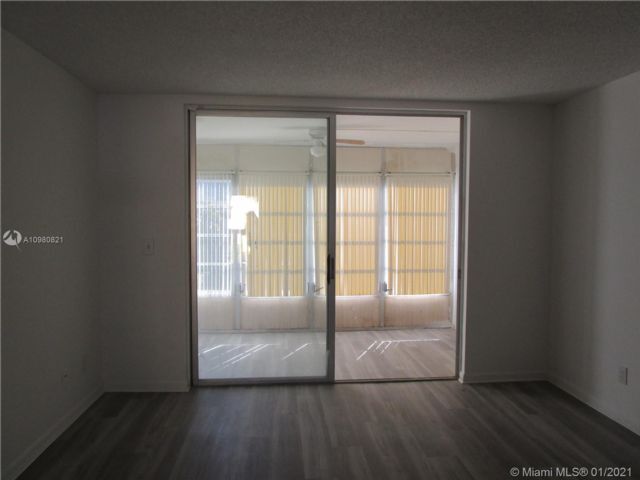 Foto del edificio - 5890 NW 64th Ave