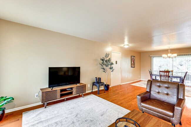 Foto del edificio - 8702 Village Dr