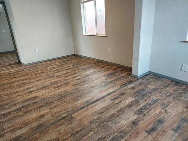 Building Photo - 2 bed 1 bath house with garage