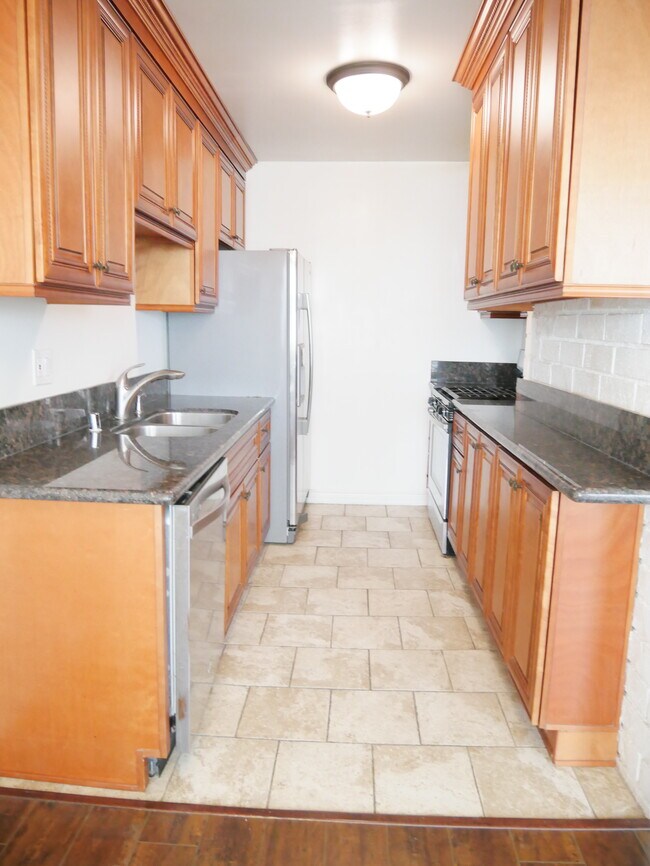 Building Photo - 1166 Amherst Ave