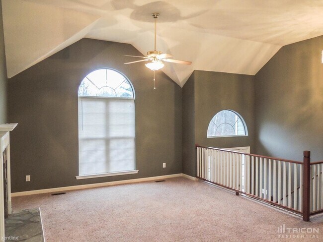 Building Photo - 102 Oak Ridge Dr