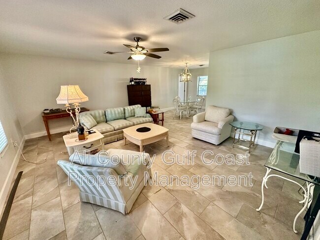 Foto del edificio - 223 Bowdoin Rd