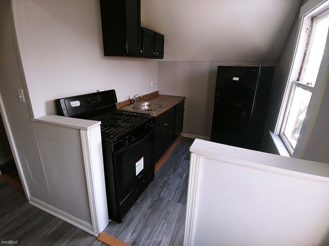 Building Photo - 3 br, 1 bath Triplex - 1414 East 110th Str...