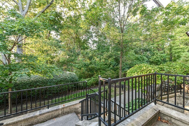 Foto del edificio - 2 Bed 2 Bath Townhome in Broad Ripple! Nature Trails!