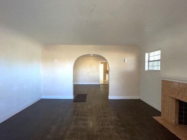 Building Photo - *** $500 Off Special Offer!! *** Charming ...