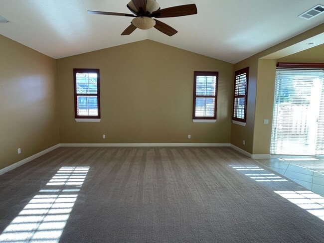 Foto del edificio - Single Story Large Four Bedroom Home in the Bluffs