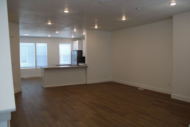Foto del edificio - 3-bedroom, 2.5-bath townhome offering modern living in an unbeatable location.