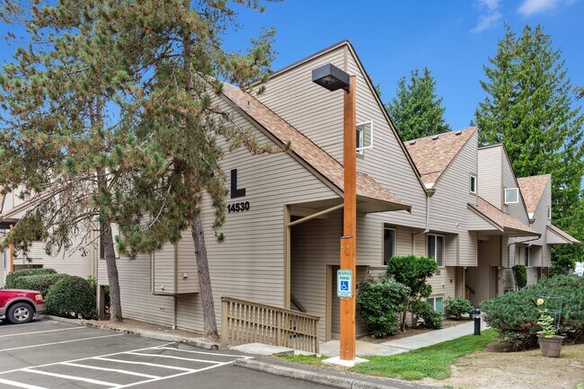 Building Photo - Ground floor 1 bed + bonus room in prime B...
