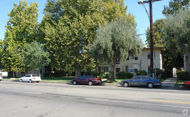 Building Photo - 5936-5944 Hazeltine Ave