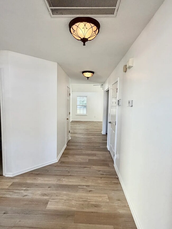 Foto del edificio - Spacious 5-bedroom, 3-bath home!