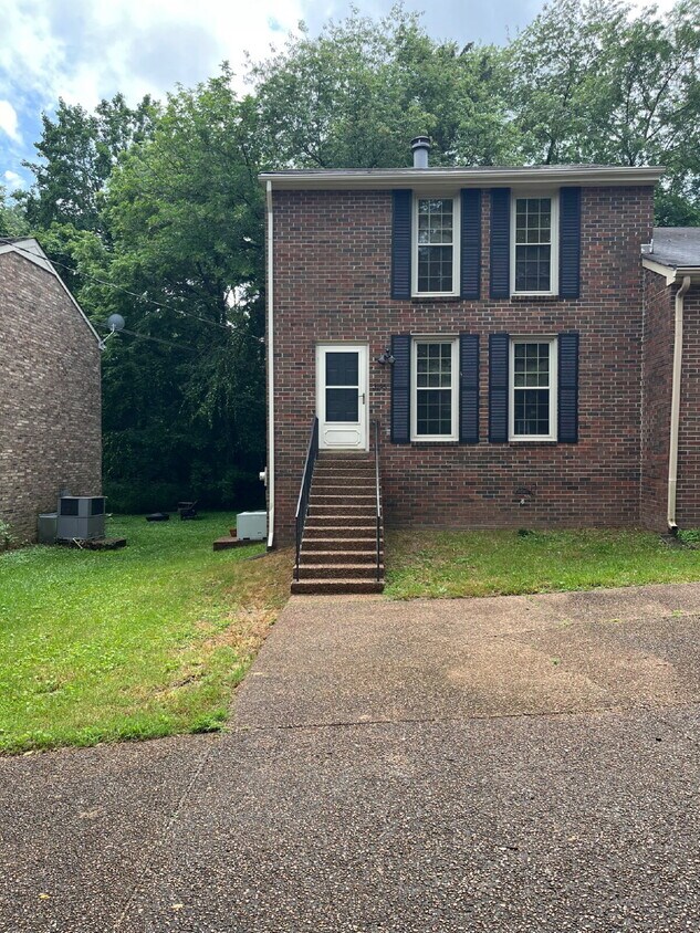 Foto principal - "Charming 2-Bed, 2.5-Bath Townhouse Retrea...