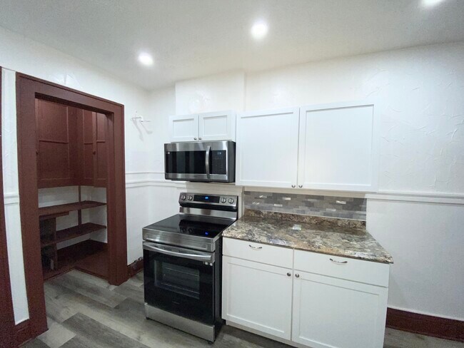 Foto del edificio - 918 Clinton Ave S
