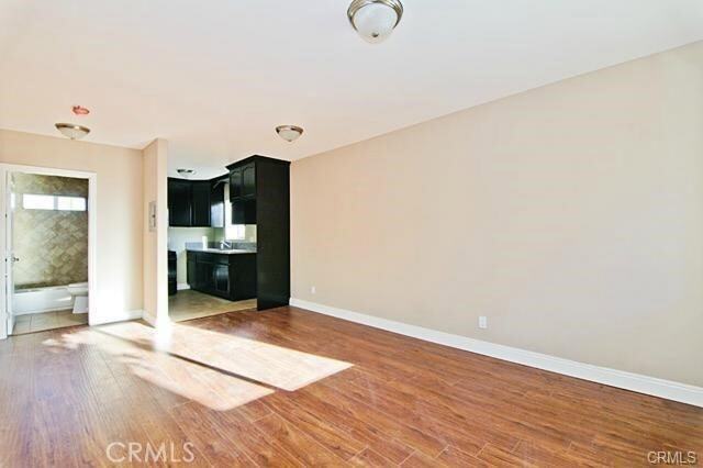 Building Photo - 620 1/2 W 59th Place Unit