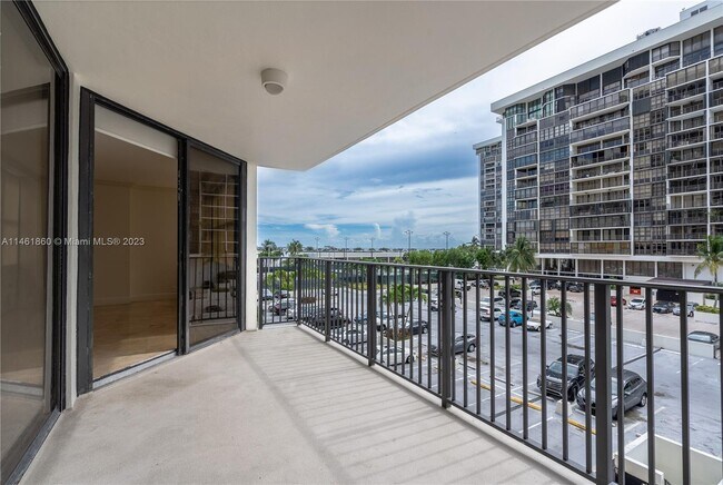 Building Photo - 1901 Brickell Ave