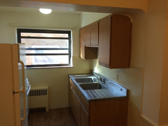 Building Photo - 2440 Losantiville Ave