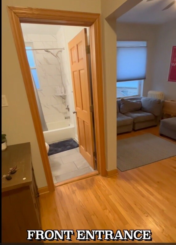 Entrada principal - 1058 W Granville Ave