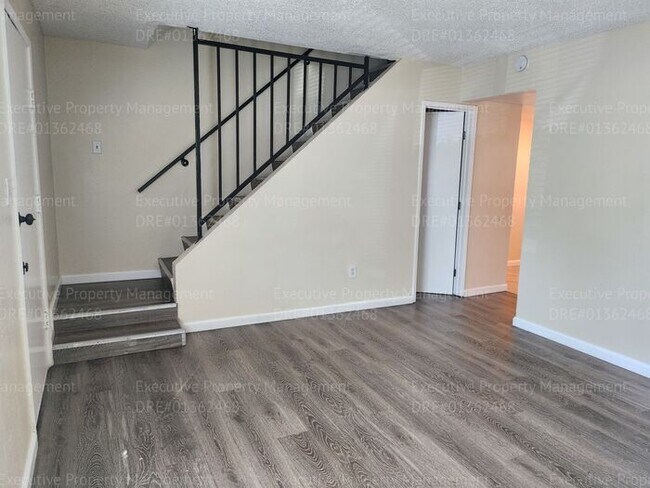 Foto del edificio - 2 bedroom 1.5 bathroom townhouse MOVE-IN S...