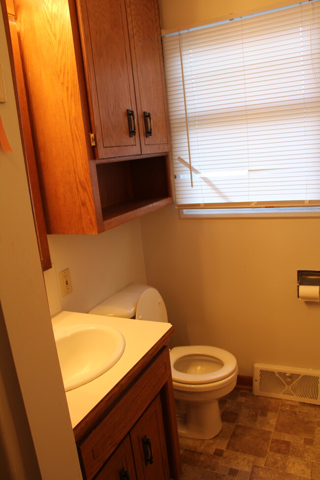 Bathroom - 512 N Streeter Ave