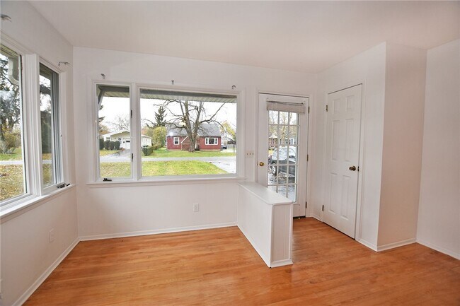 Foto del edificio - 300 Howland Ave