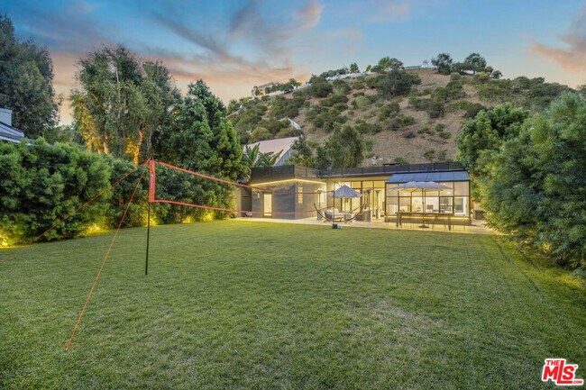 Foto del edificio - 1833 Franklin Canyon Dr