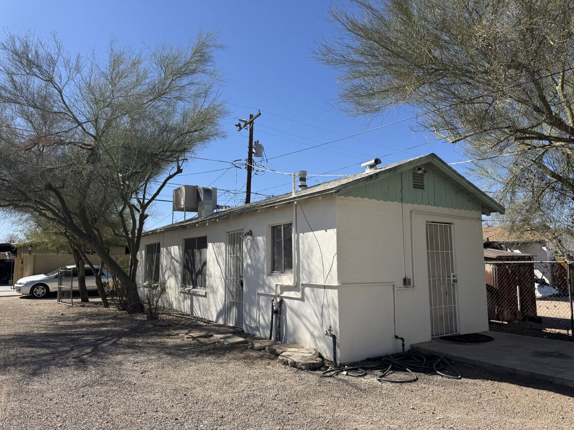 Foto principal - 1 bed 1 bath Casita in south Central Tucson