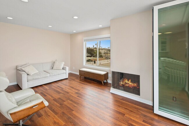 Foto del edificio - Stunning Ocean Beach Top Floor Corner Beac...