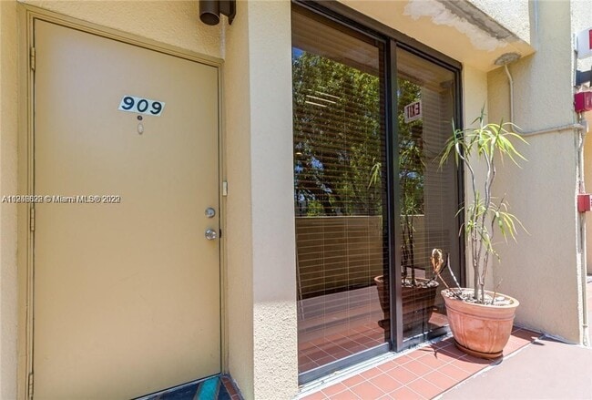 Building Photo - 2810 SW 87th Ave