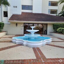 Building Photo - 105 Lake Emerald Dr
