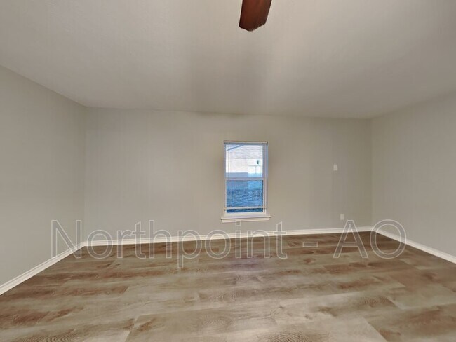 Building Photo - 609 Aspen St