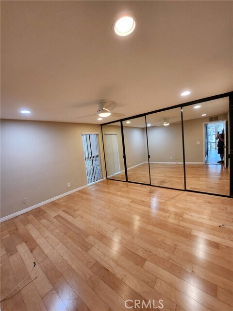 Building Photo - 8127 Marina Pacifica Dr N